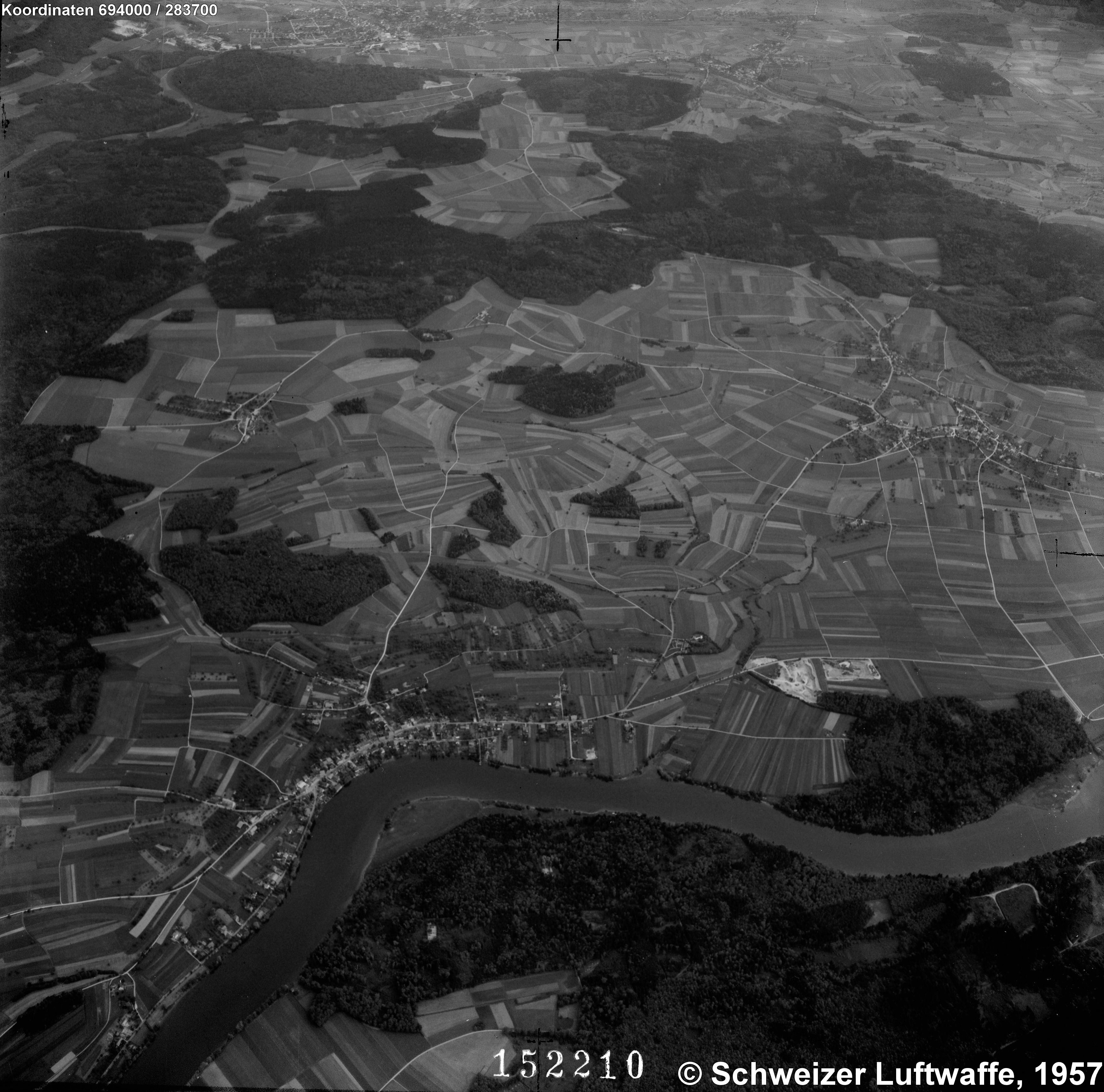 Aufnahme 1957: Blick Richtung N; vorne am Rhein Büsingen, Bildmitte rechts: Dörflingen