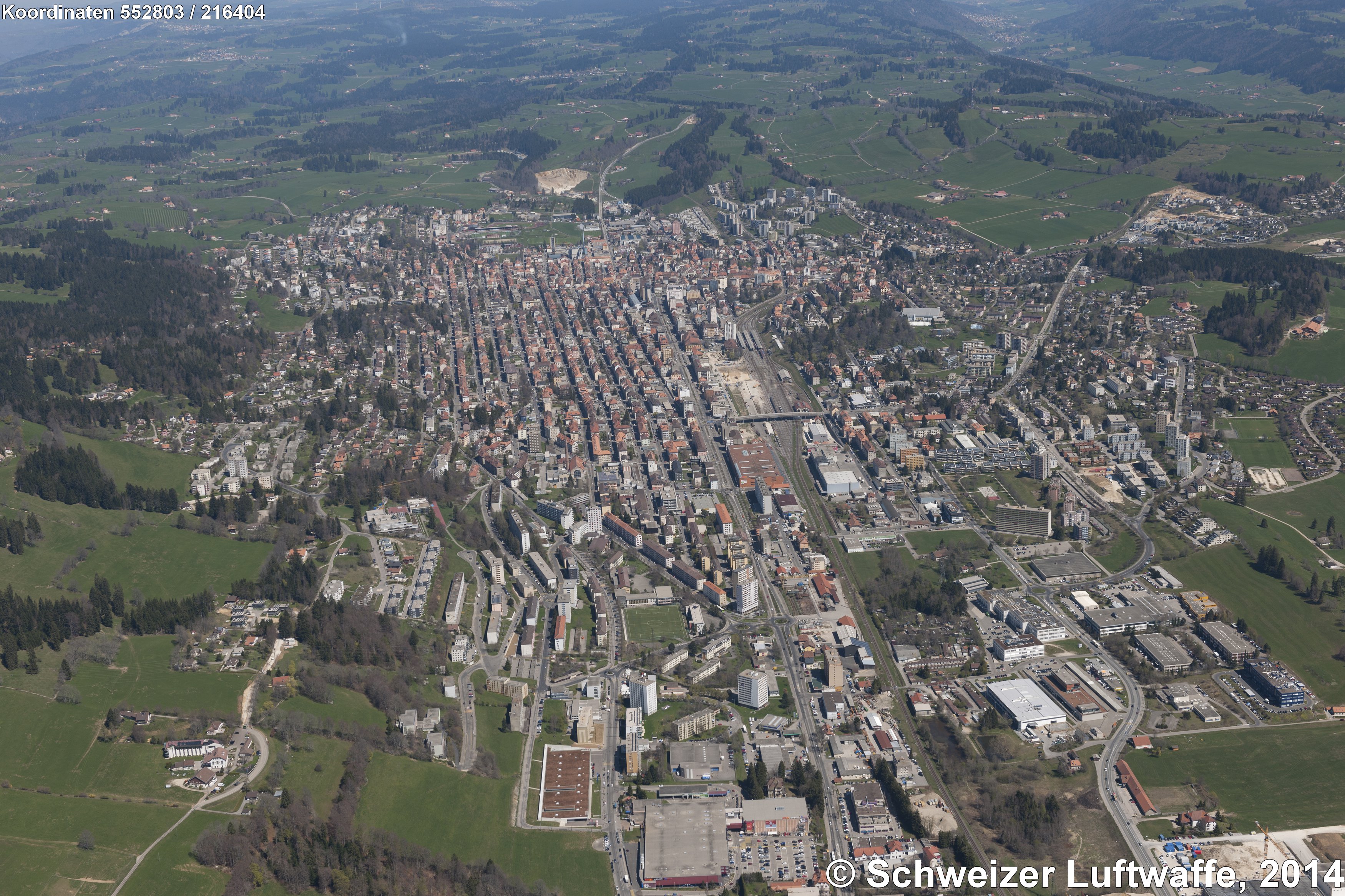 La Chaux-de-Fonds (Kanton Neuenburg), Blickrichtung NE, auf rund 1000 m eine der höchst gelegenen Mittelstädte Europas. Rechtwinklig angelegte Bebauung als Planstadt: 2009 UNESCO Welterbe