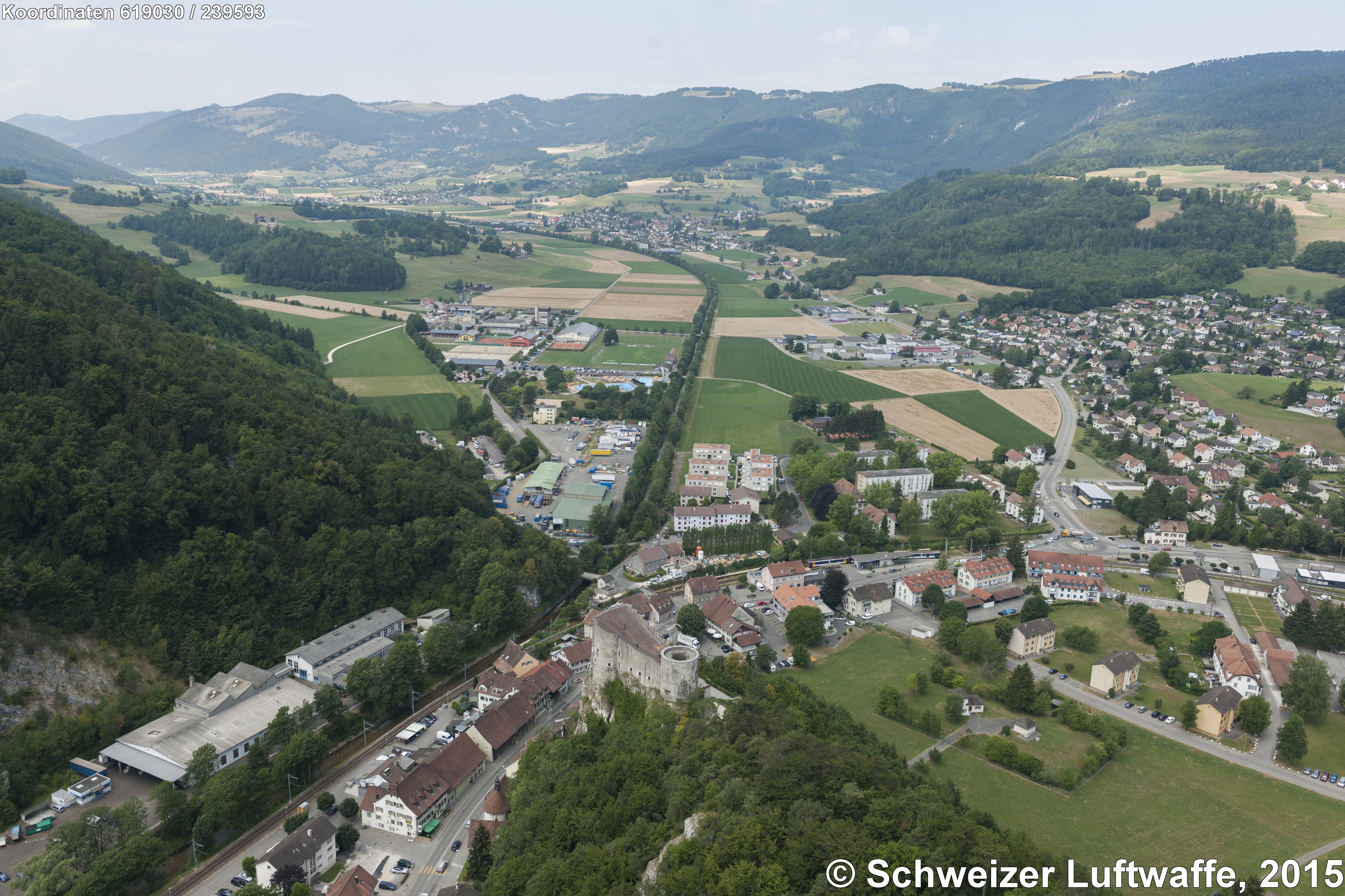 Blick über die Burgruine Alt Falkenstein Richtung Süd. Balsthal rechts im Bild