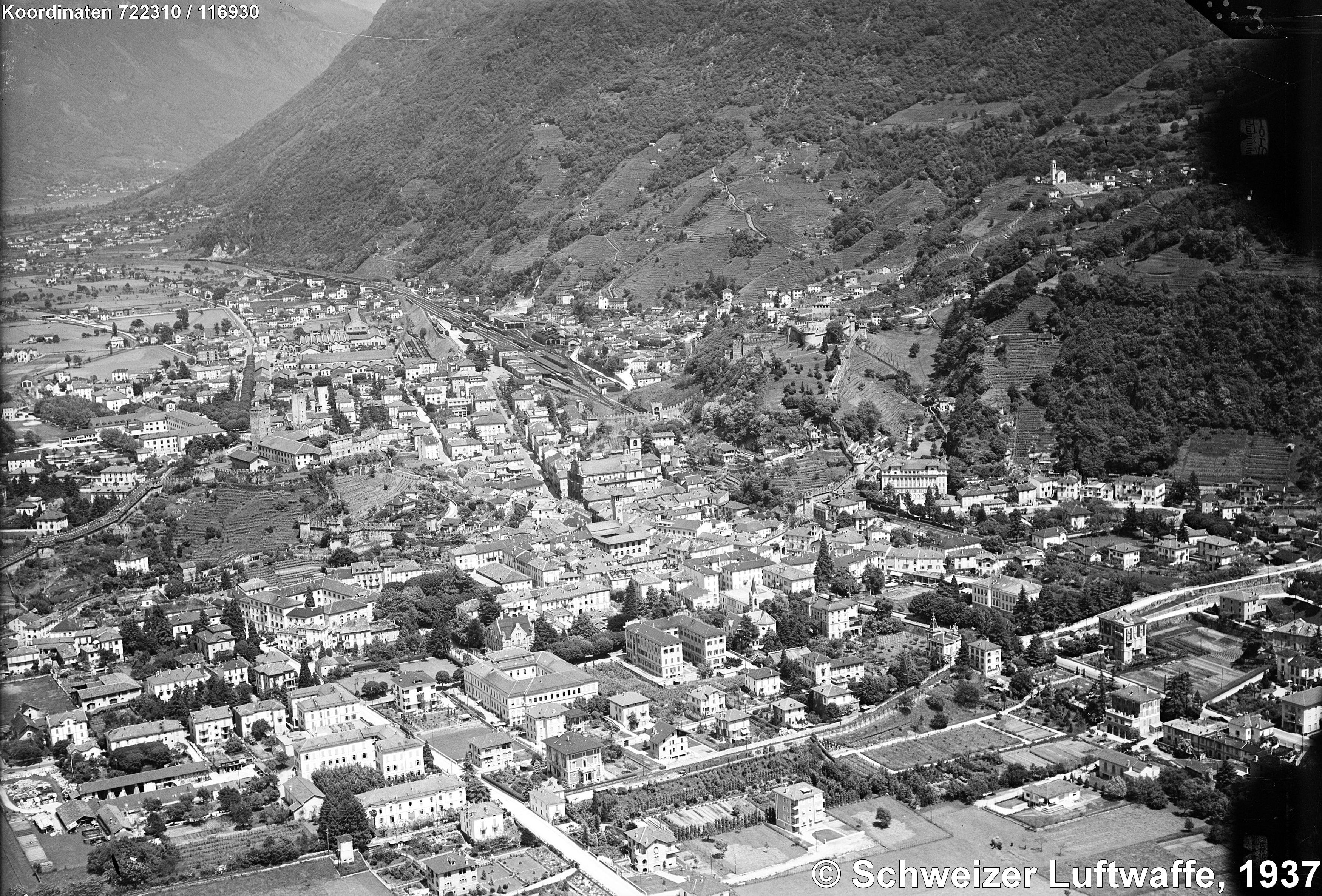Bellinzona um 1937; über dem Bahnhof: Castello di Montebello