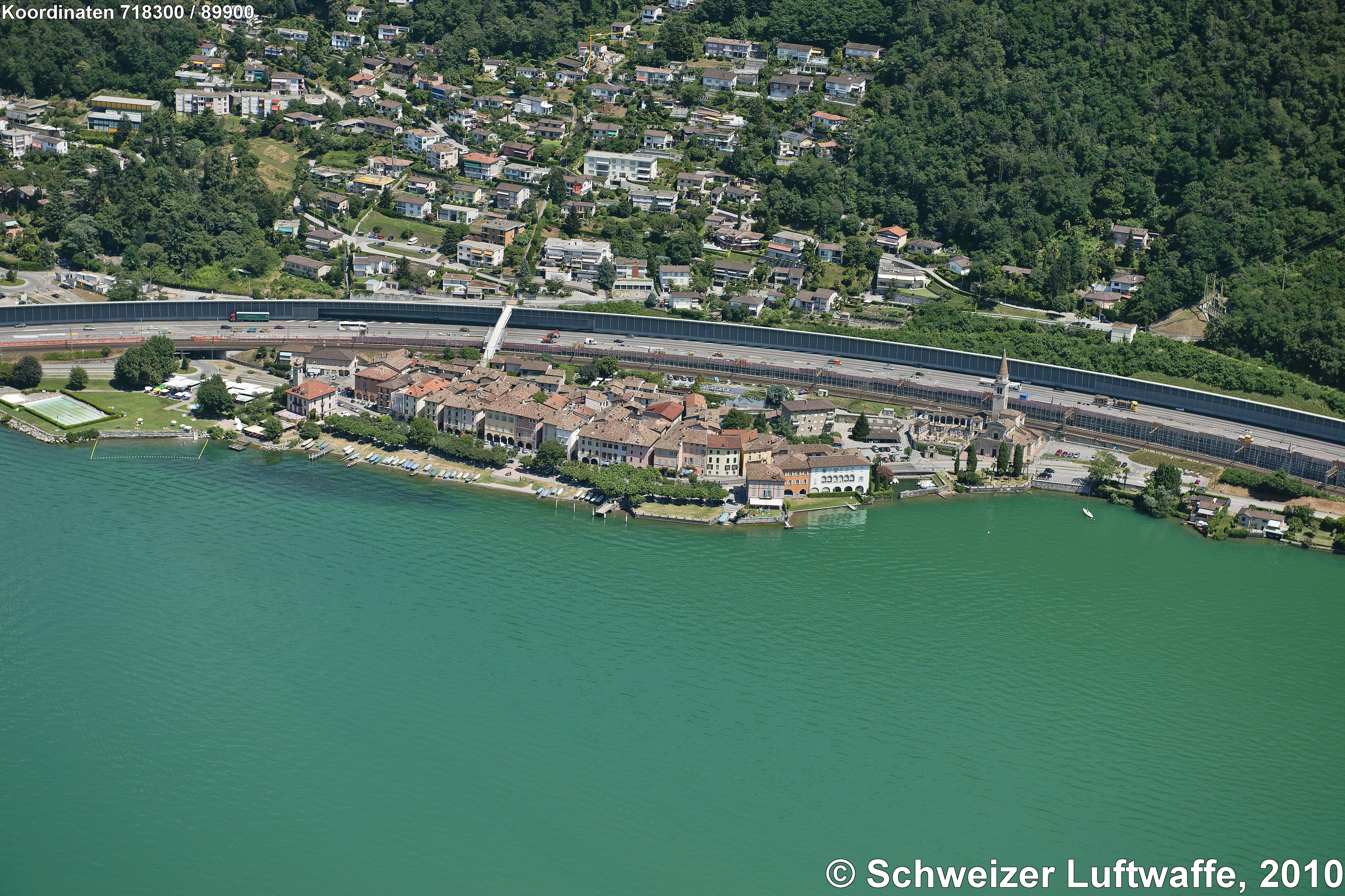 Ort am Luganer-See: altes Fischerdorf Bissone, hinter der Autobahn A2 (Chiasso - Basel): Bissone-Roncato. Lärmschutzanlagen der SBB und der A2
