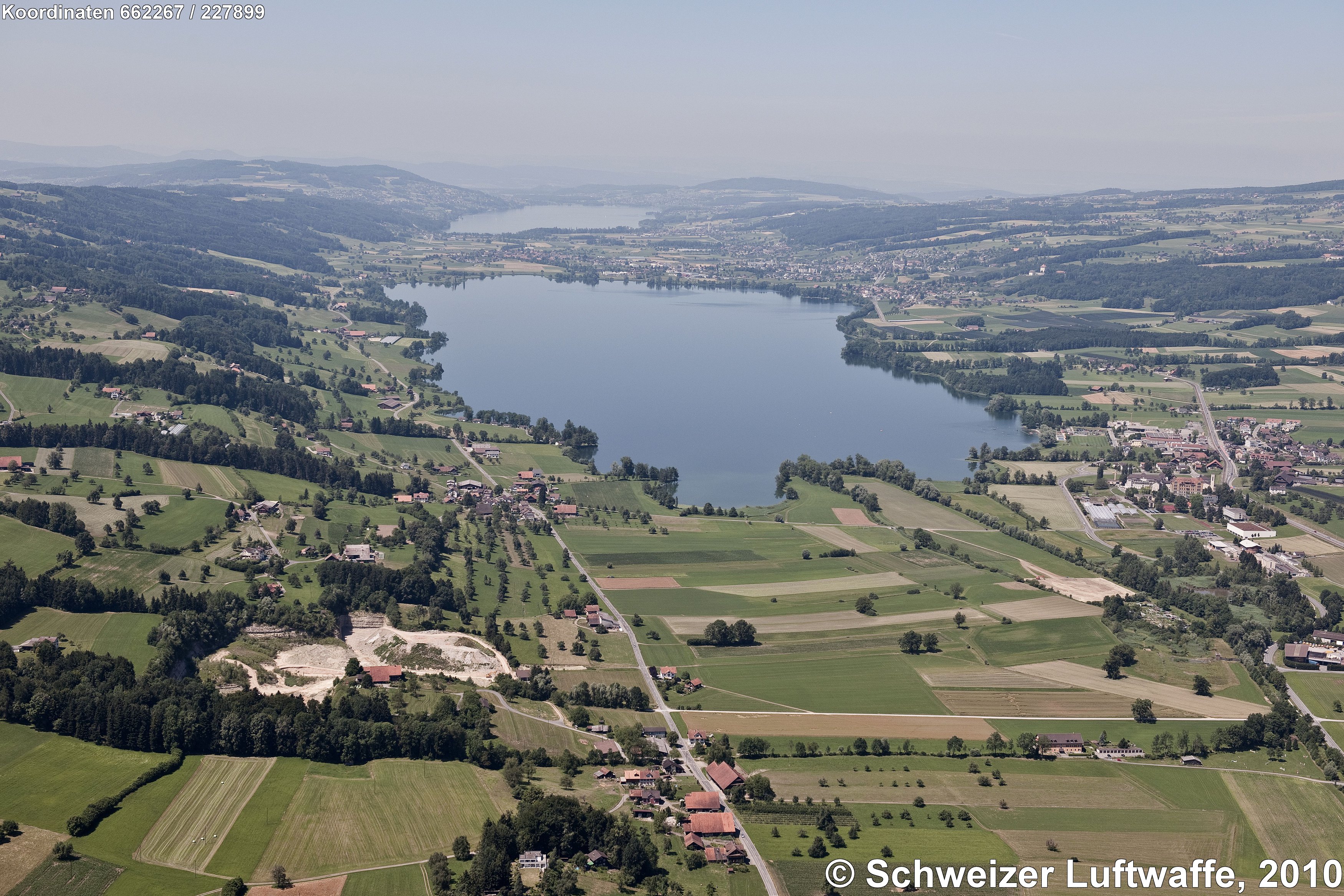 Luzerner Seetal: Baldeggersee; Hintergrund: Hallwilersee. Ortschaft rechts: Baldegg