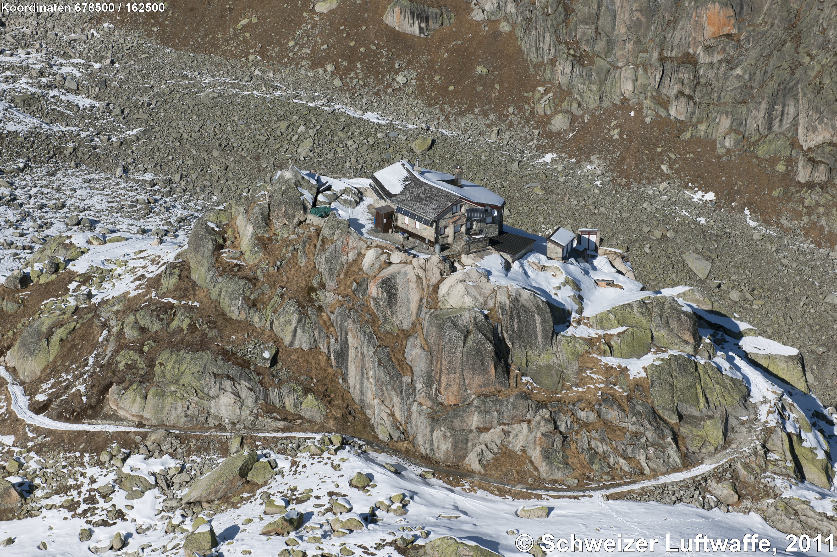 Albert Heim-Hütte auf markantem Felskopf unterhalb des Tiefengletschers