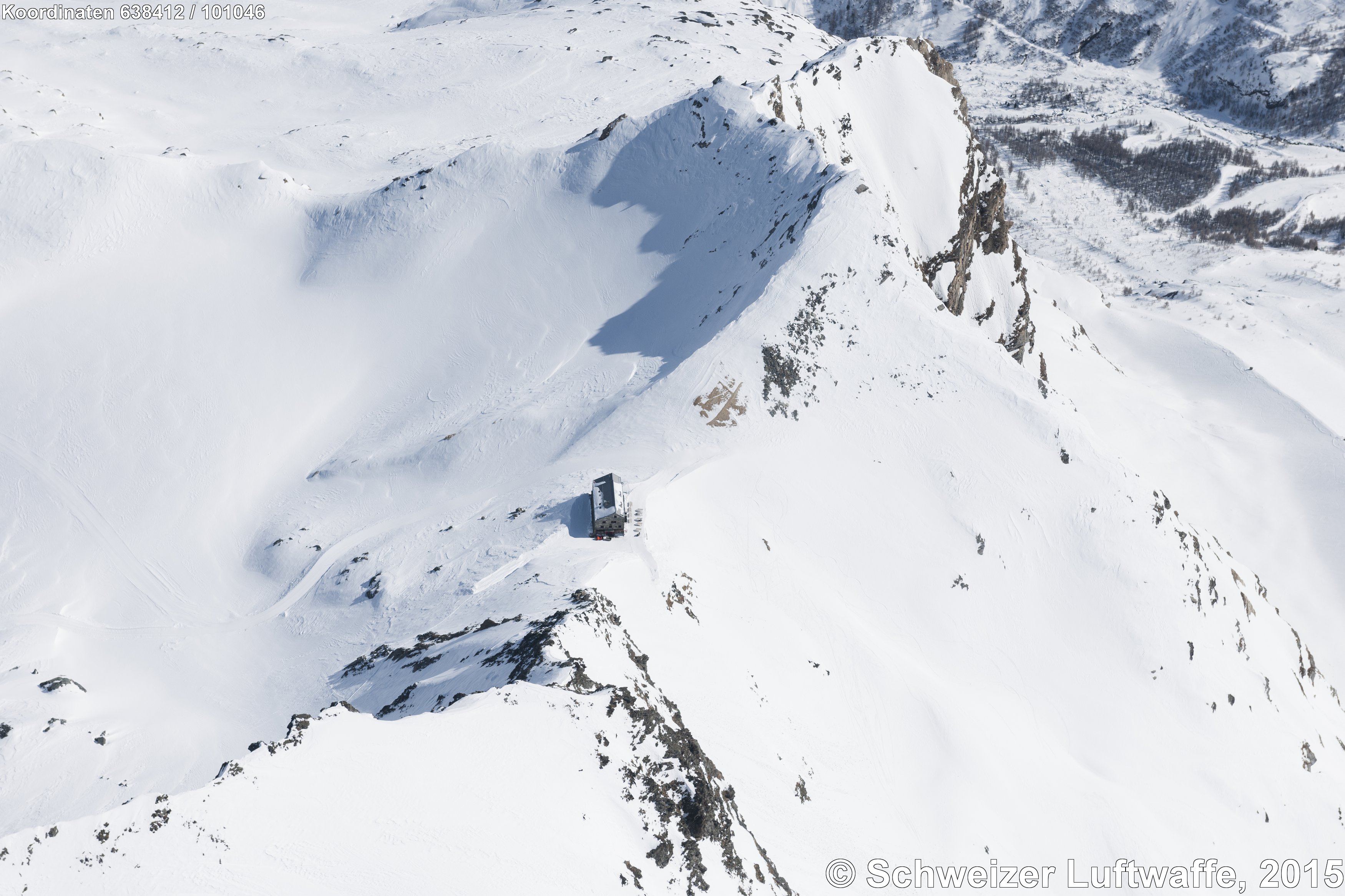 Britanniahütte SAC (3027m.ü.M.) am 'Klein Allalin', SSW von Saas-Almagell; Blick ostwärts ins Tal der Saser Vispa