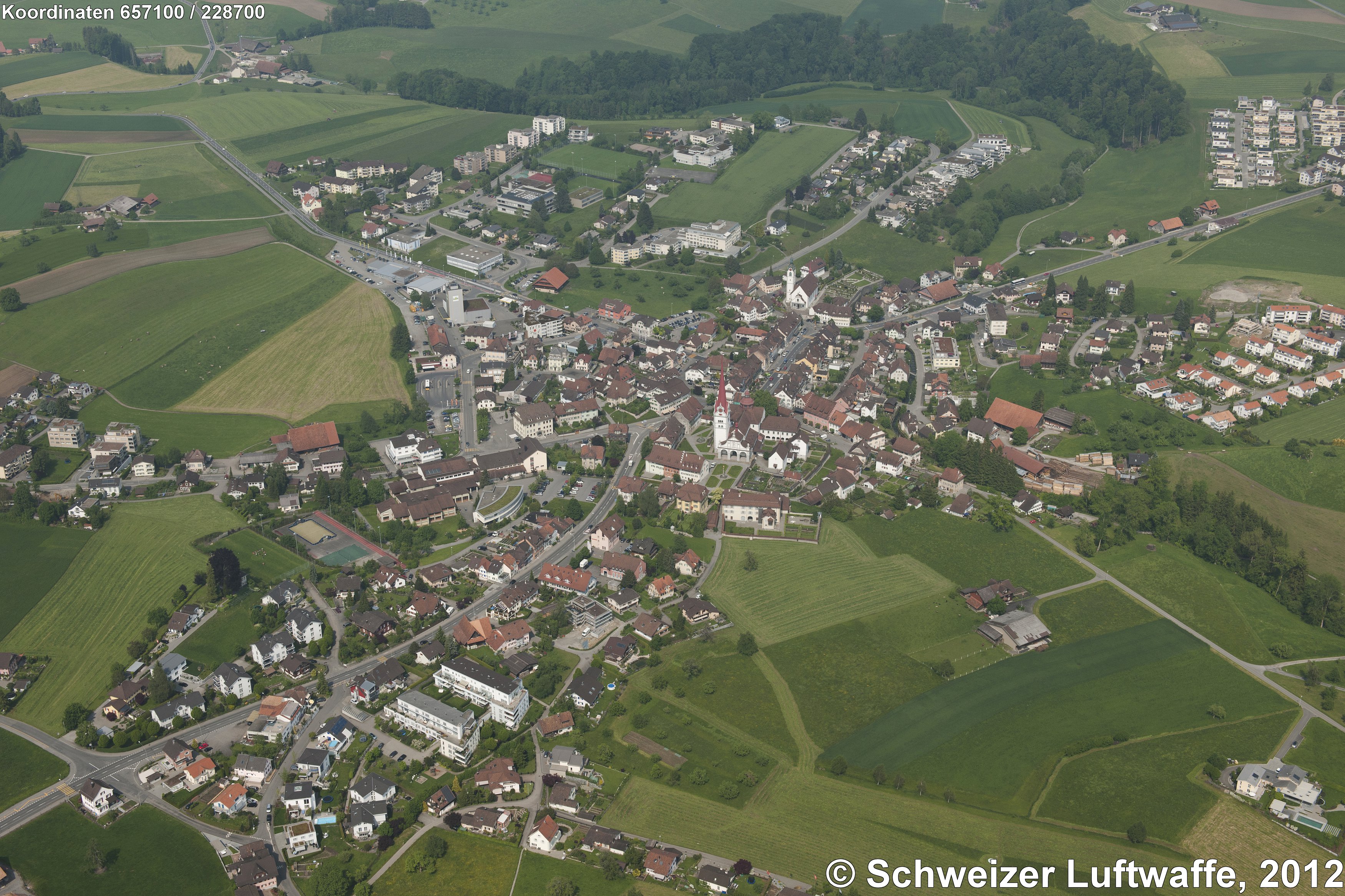 Beromünster, Gemeinde im Kanton Luzern, Wahlkreis Sursee. Der Ort liegt im oberen Teil des Wynentals (Fluss 'Wyna'). Bekannt ist die Gemeinde seit der Errichtung des 'Landessenders Beromünster' 1931.