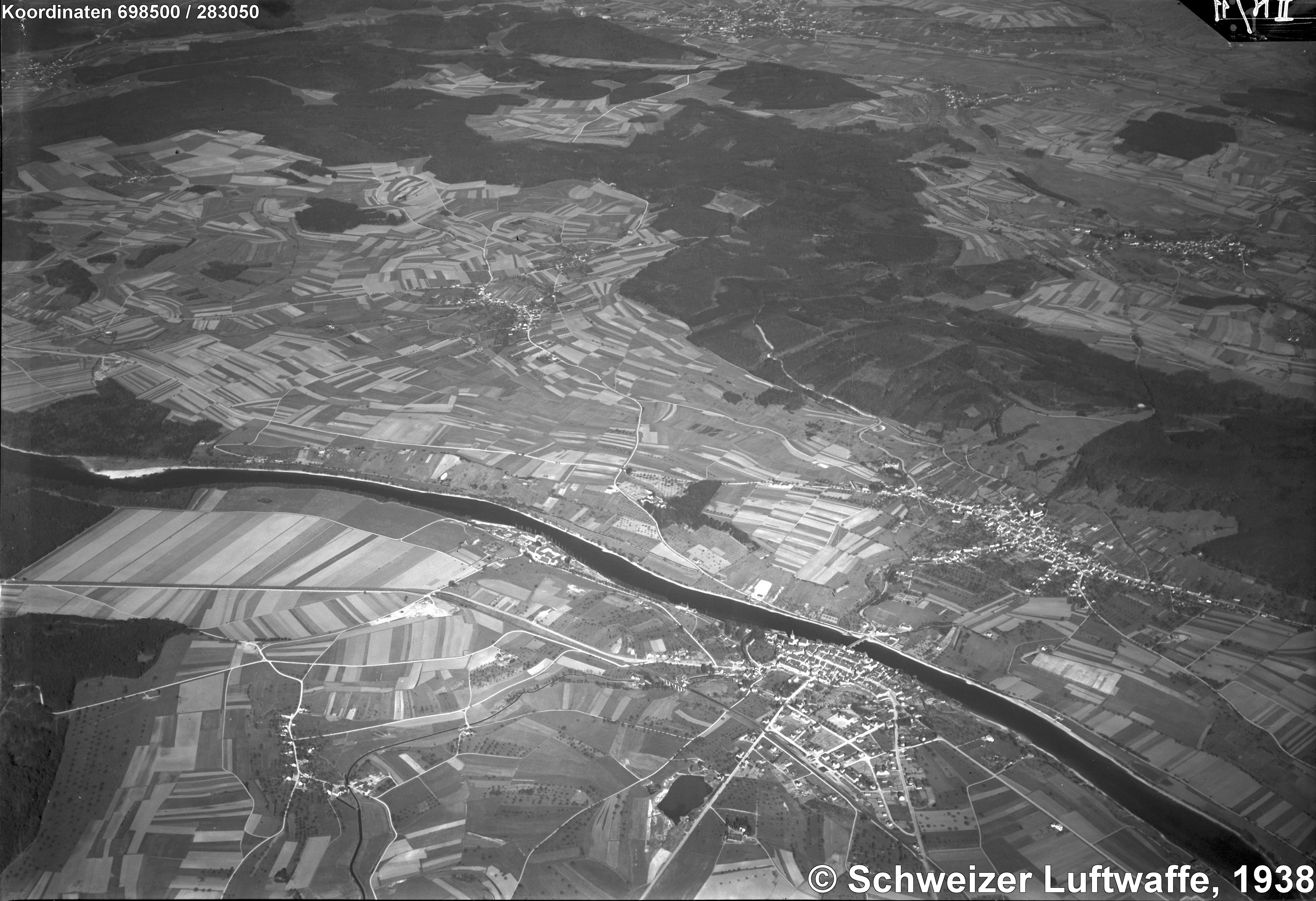 Aufnahme um 1938 Blick gegen N - Im Vordergrund: Diessenhofen mit Rheinbrücke nach Gailingen; Dörflingen Bild Mitte - im Osten das deutsche Dorf Randegg