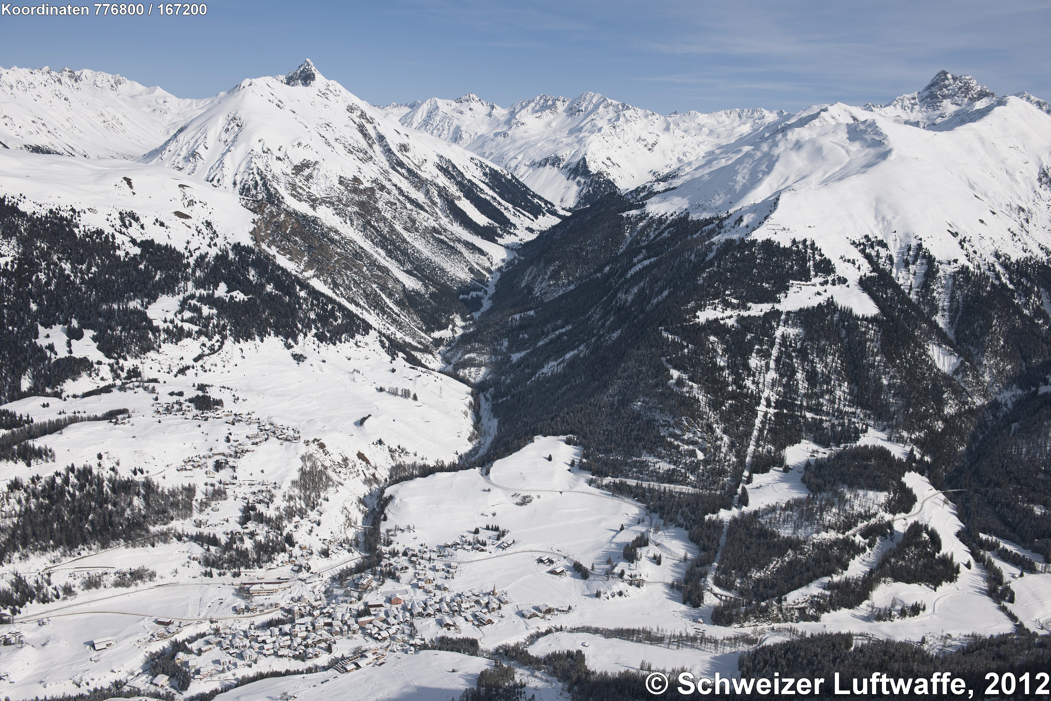 Bergün, Blick ins Val Tuors, Seilbahn (rechts im Bild) zur Skiarena 'Darlux'