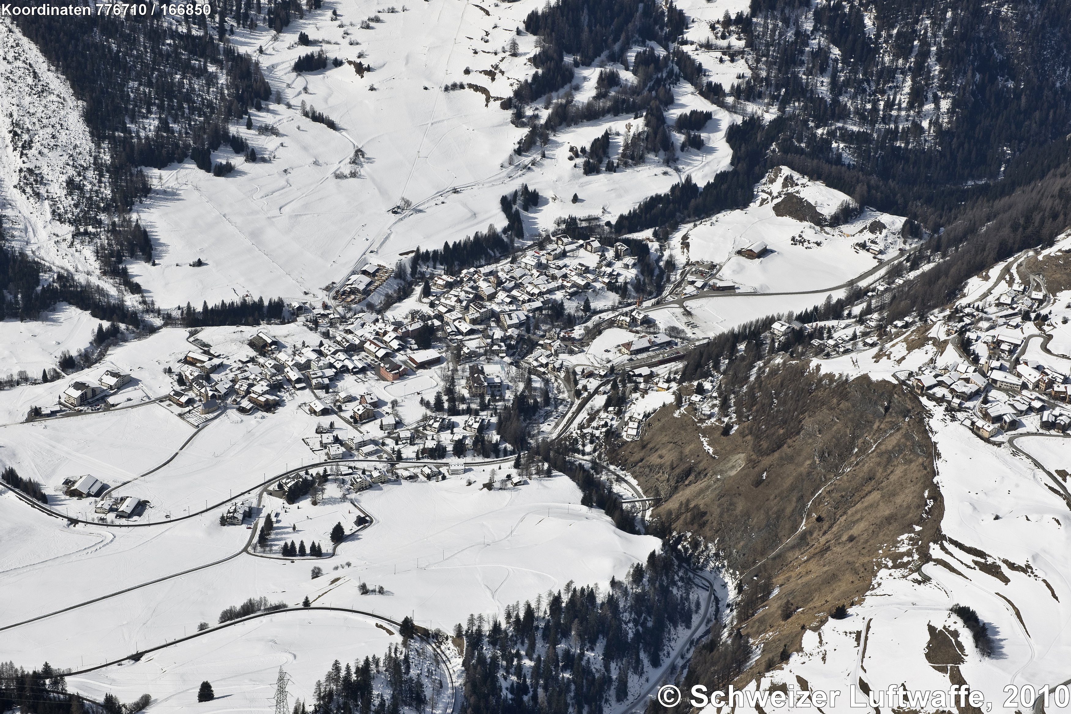 Bergün (Bravuogn); Latsch (rechts im Bild); Blick zum Skihang 'Pradatsch'
