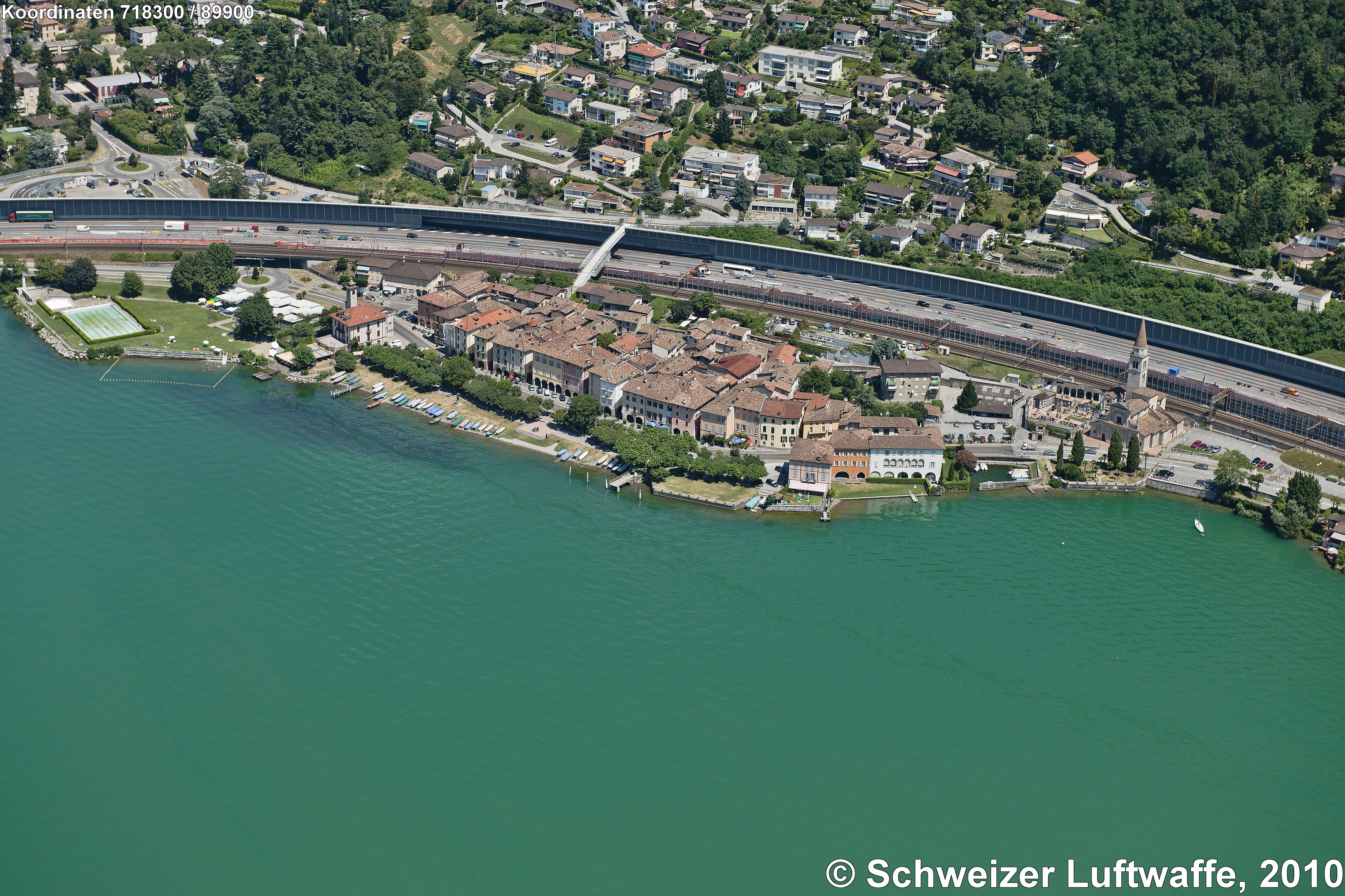 Ort am Luganer-See: Bissone, hinter der Autobahn A2 (Chiasso - Basel): Bissone-Roncato. Lärmschutzanlagen der SBB und der A2