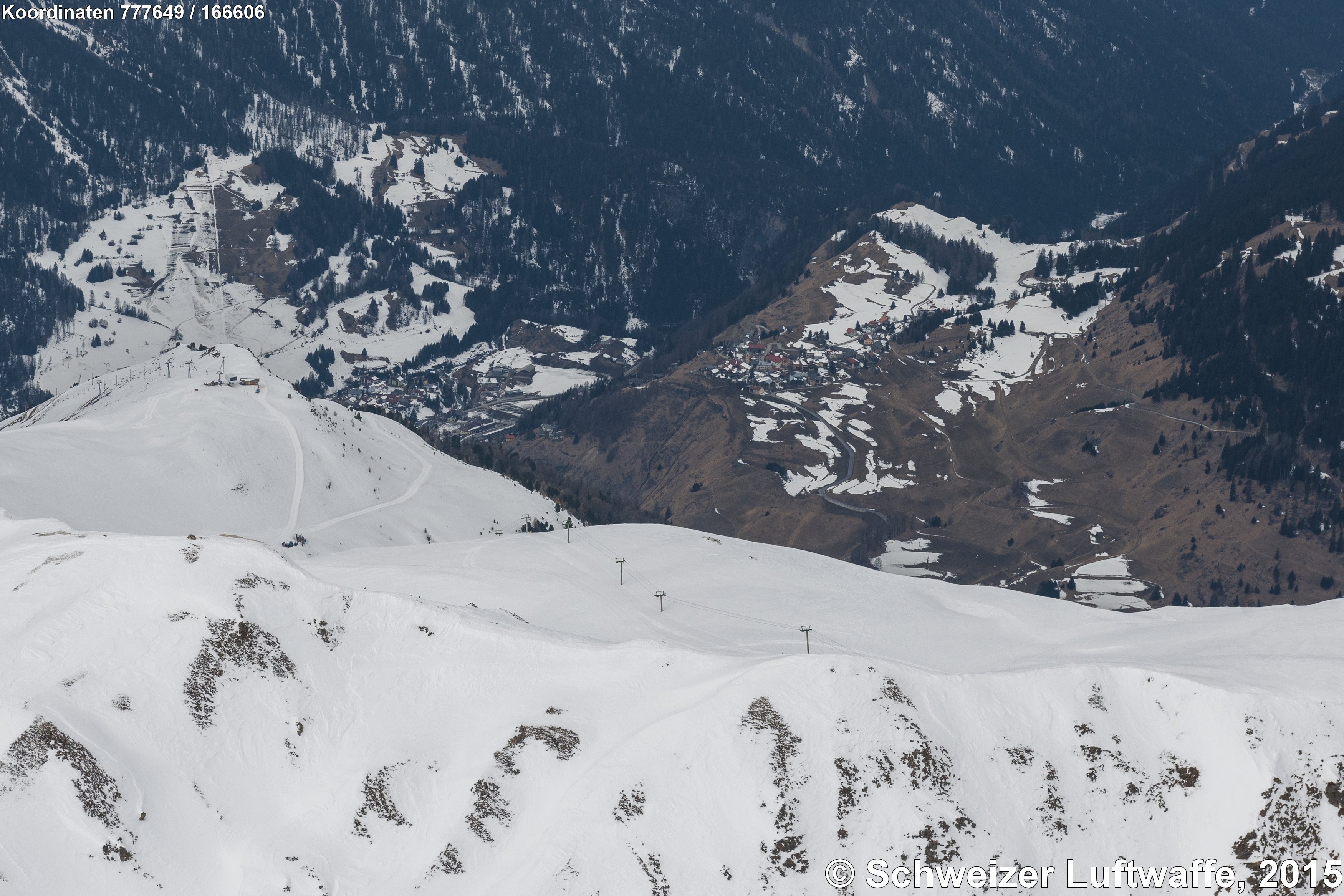 Bergün (Bravuogn): Blick vom Skigebiet Darlux nach Latsch (Bildmitte) und Bergün (links)