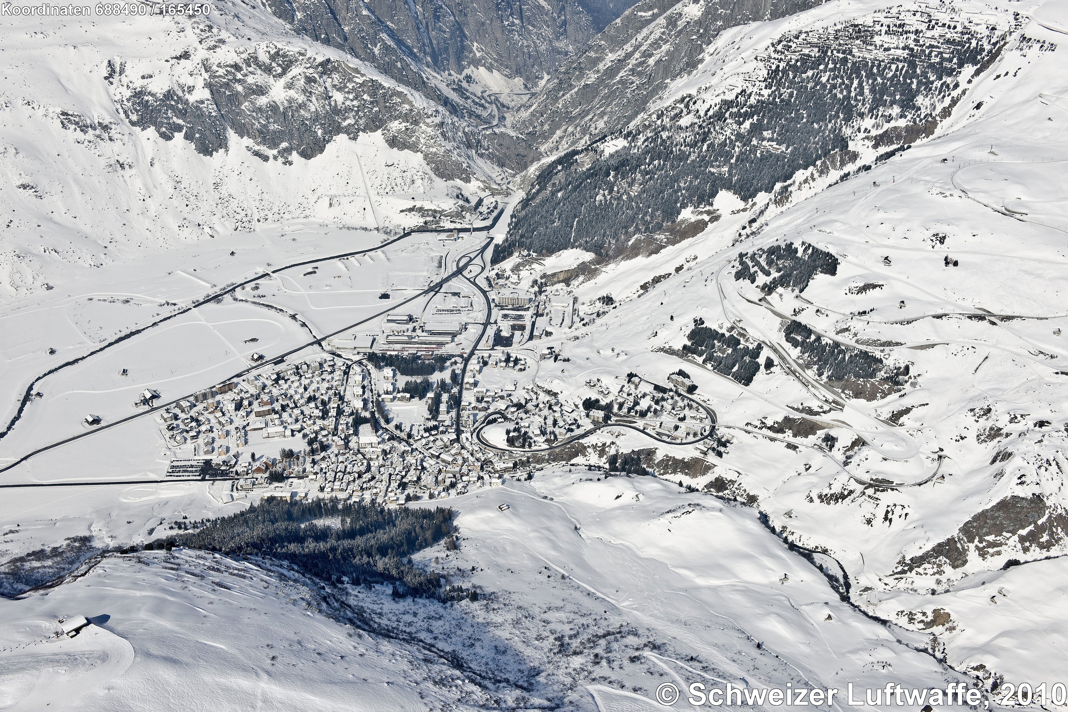 Andermatt im Winter; Blick nordwärts in die Schöllenen; Seilbahn zum Skigebiet 'Nätschen' am Oberalp