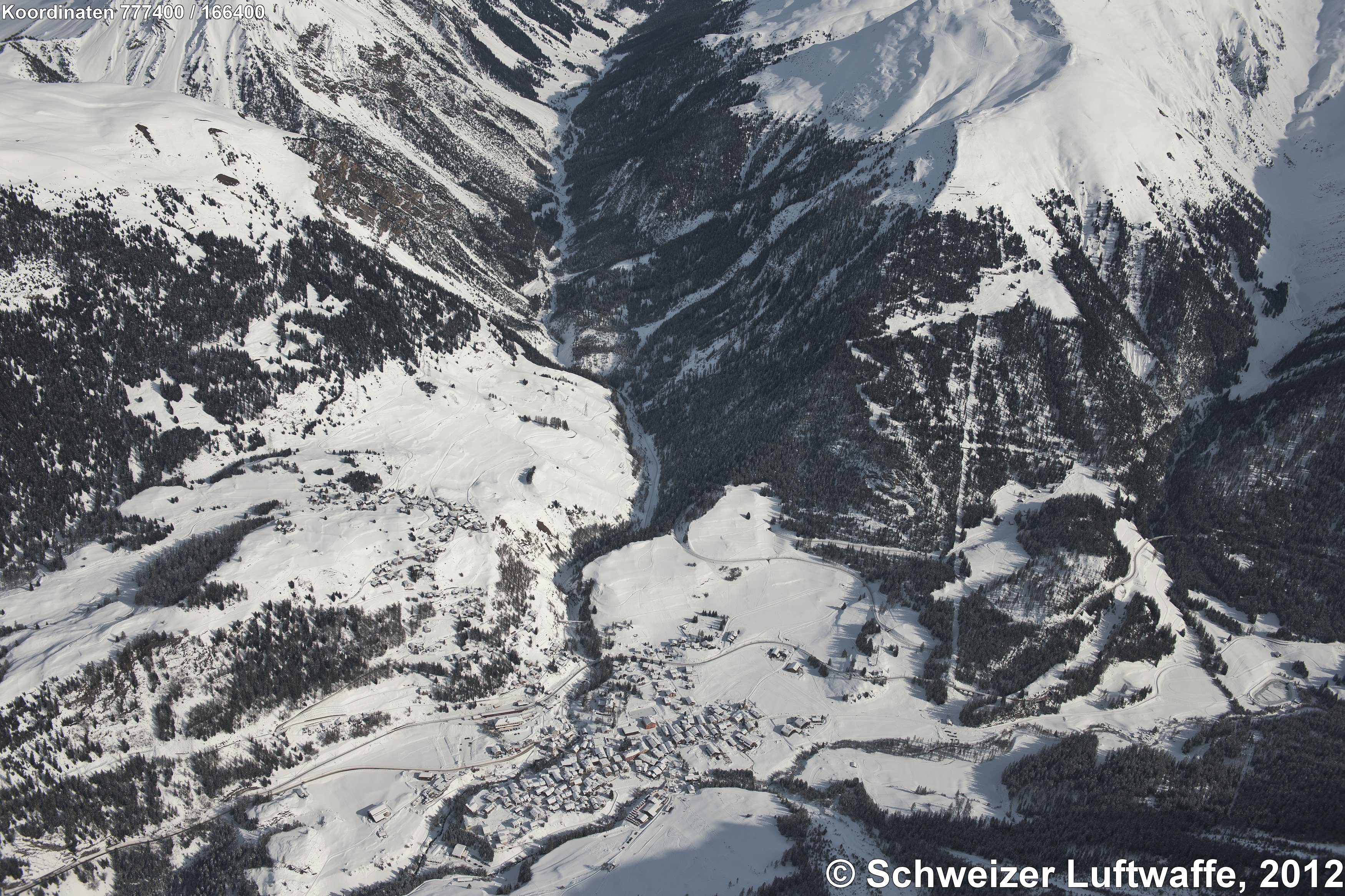 Bergün, Blick ins Val Tuors, Seilbahn (rechts im Bild) zur Skiarena 'Darlux' (2)