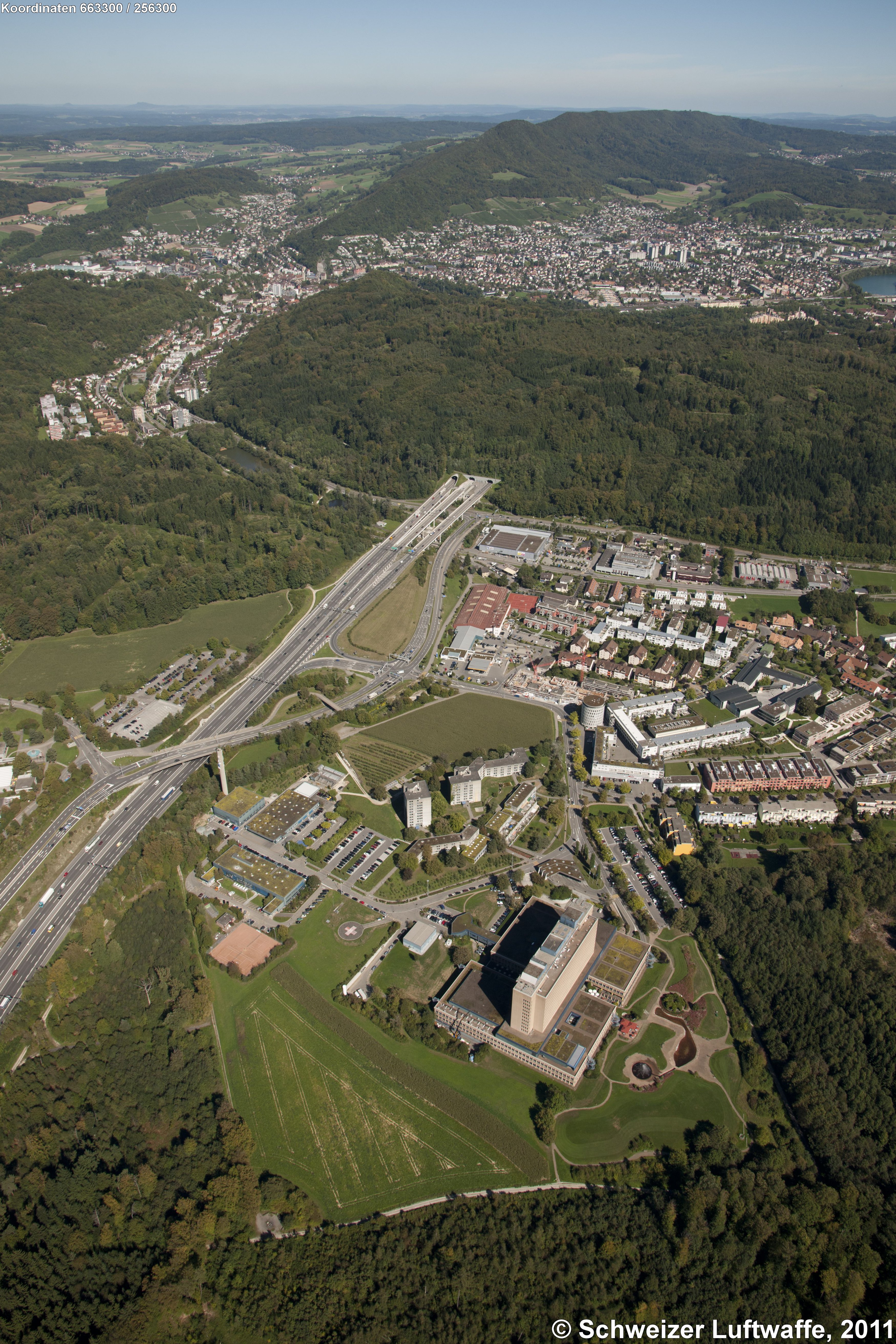 Kantonsspital Baden-Dättwil; im Hintergrund Baden - Wettingen