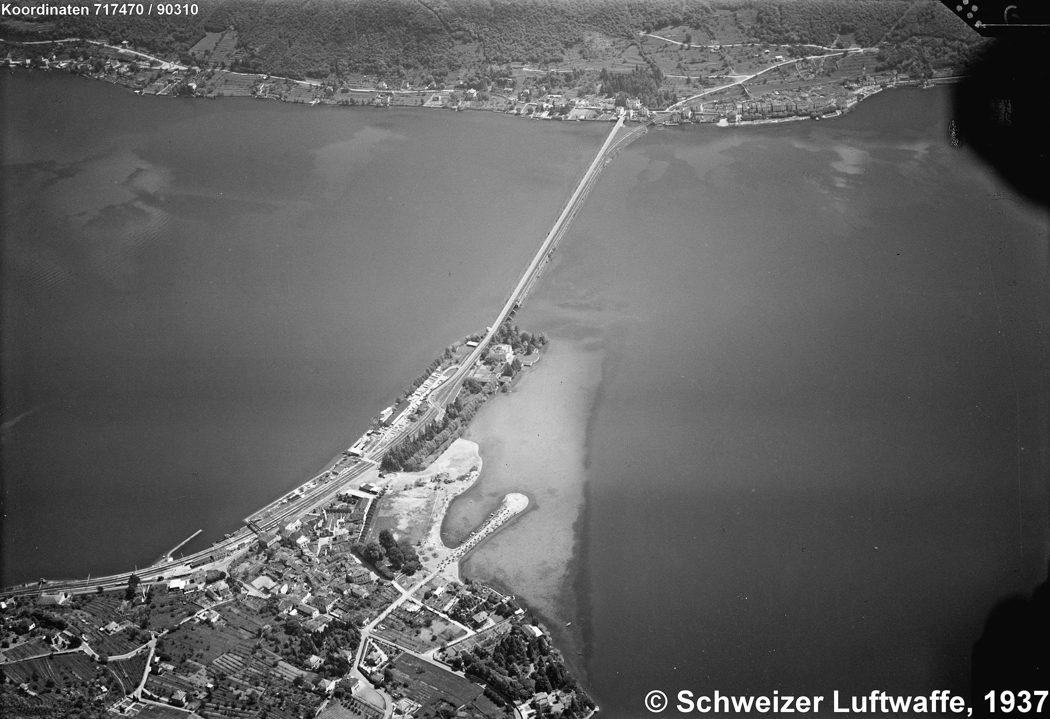 Damm von Melide 1937; Melide vorne im Bild; unbebautes Areal der 'Swiss Miniatur'.