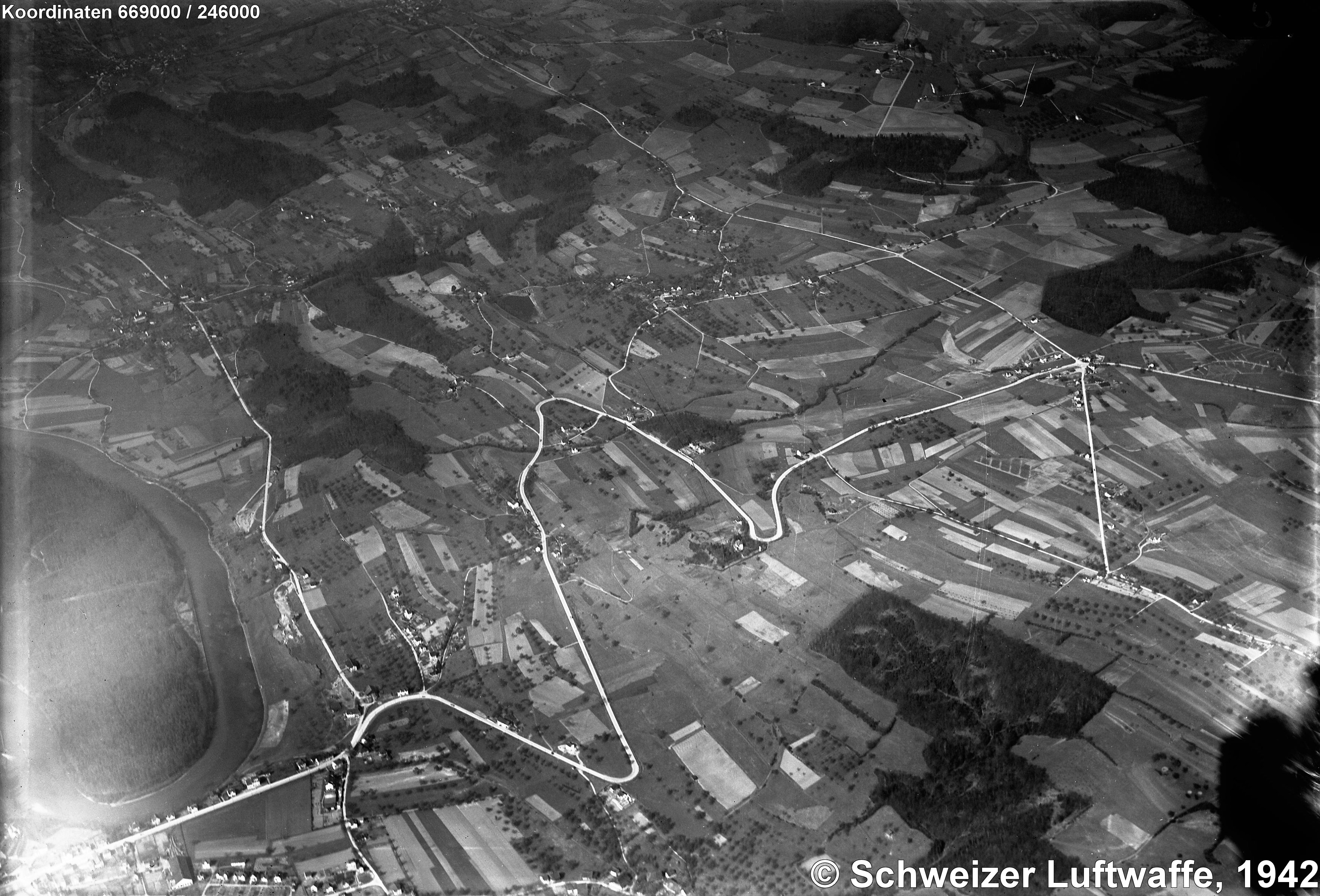 Mutschellen-Passstrasse (1942); Mutschellen-Passhöhe: Bildmitte rechts. Bremgarten ausserhalb der linken Bildecke.