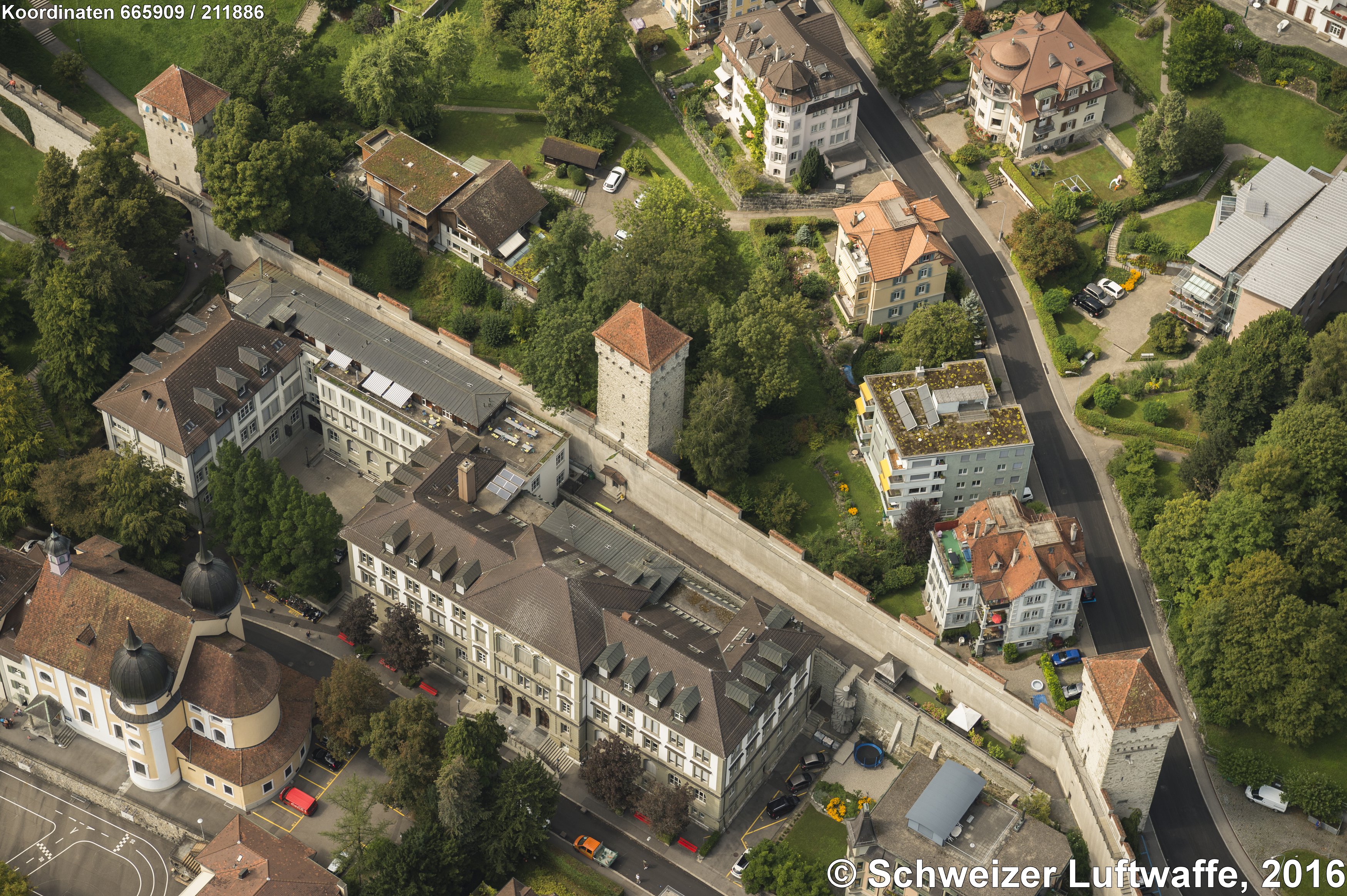 Pulverturm (Position: 2'665'939.03, 1'211'917.31) an der Museggmauer. Vor dem Turm im Vordergrund des Bildes: Kantonsschule Musegg; linke untere Bildecke: Mariahilf-Kirche.