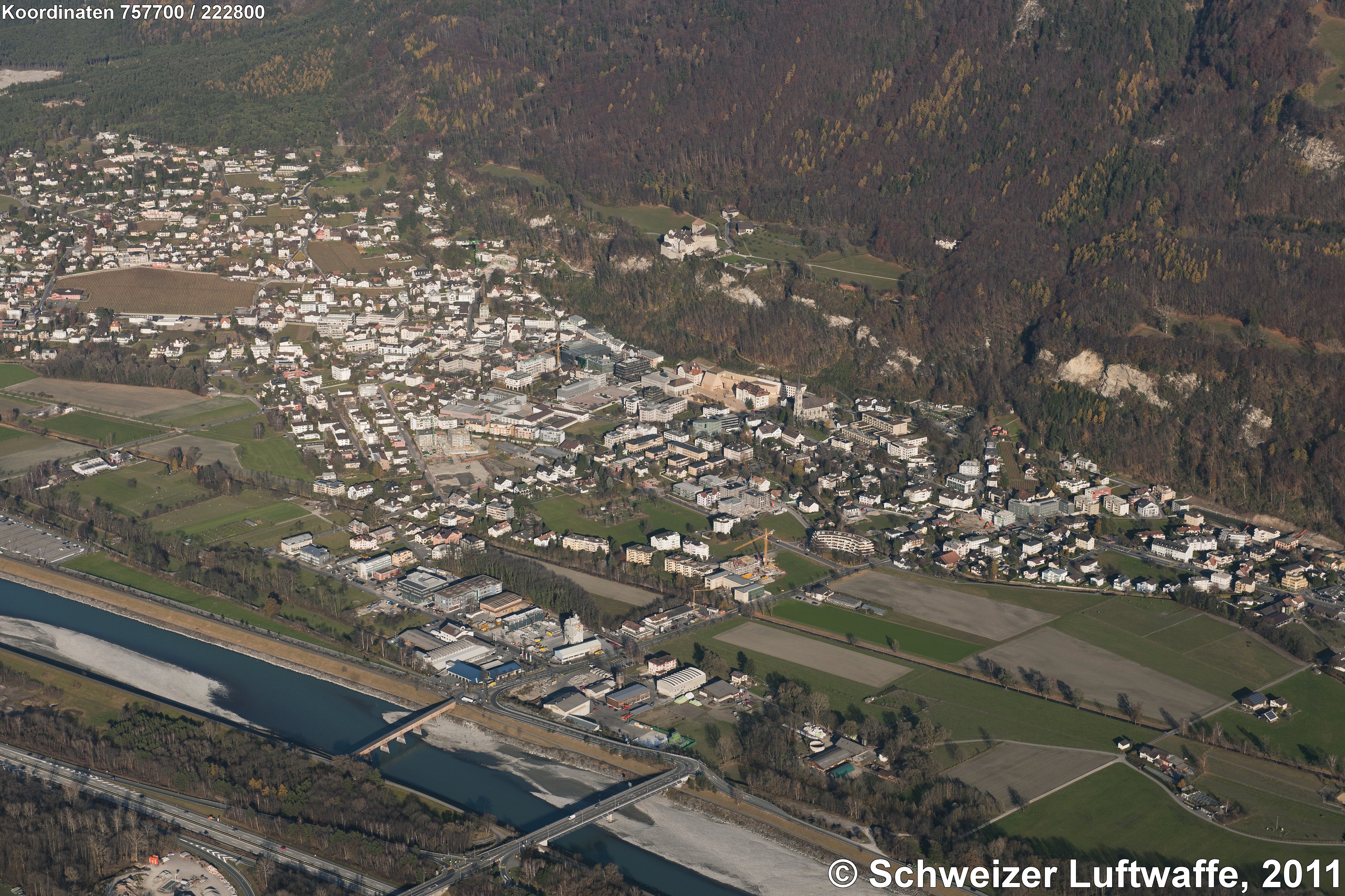 Vaduz, Hautport und Sitz des 'Fürsten von und zu Liechtenstein', Position 2'758'198.25, 1'223'063.64. Im Vordergrund: Rheinbrücke nach Sevelen.