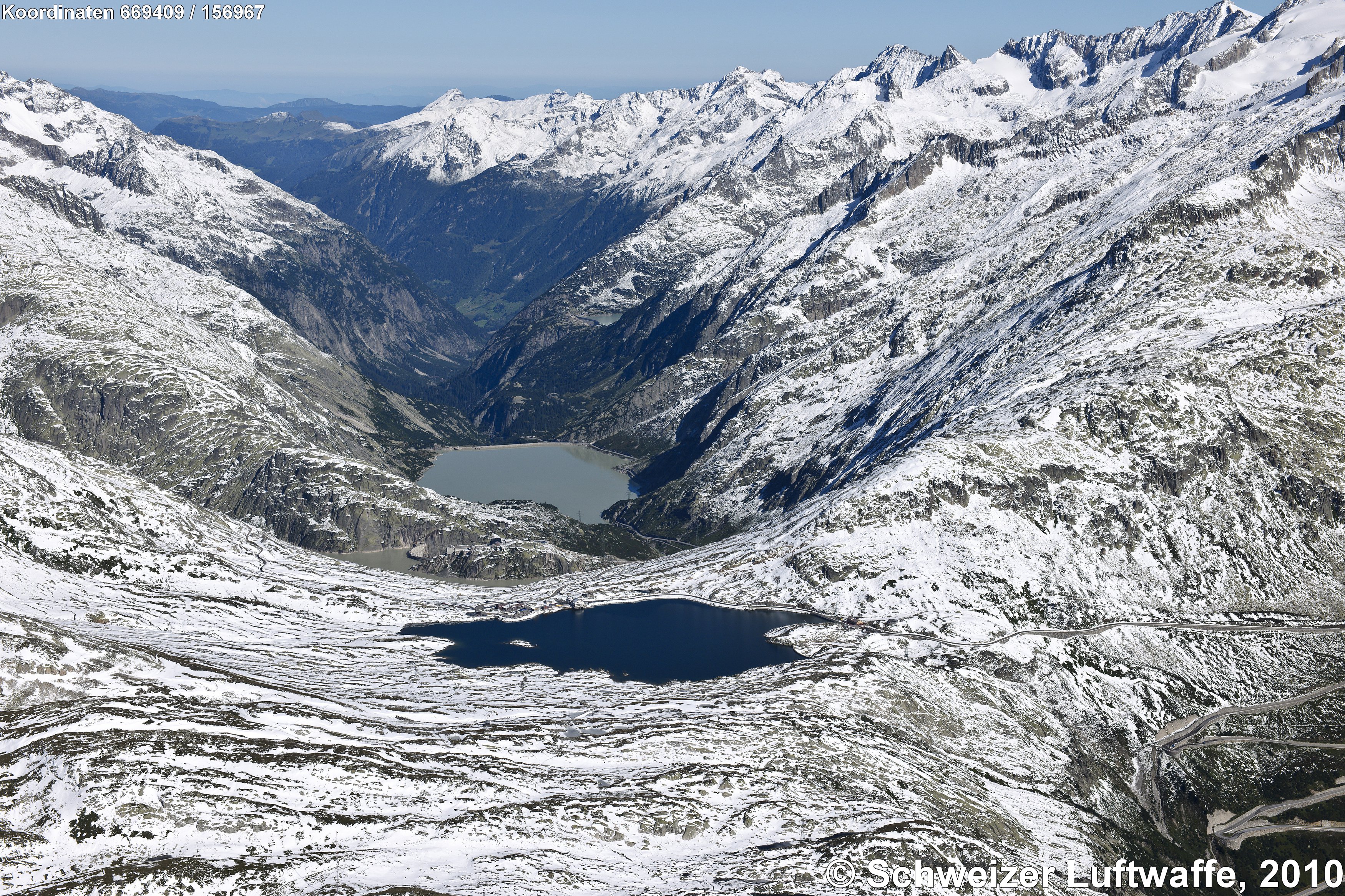 Grimsel (Position: 2'669'419.28, 1'157'030.48; Blickrichtung NNW ins Tal der Aare) - Bildvordergrund Mitte: 'Totesee' (2160 m.ü.M.); Bildmitte: Stausee 'Räterichsbodensee' (1167 m.ü.M.), davor (Bildmitte) Grimselpasshöhe, links kleiner Stausee 'Grimselsee'; hinten im Bild rechts: 'Gelmersee'.