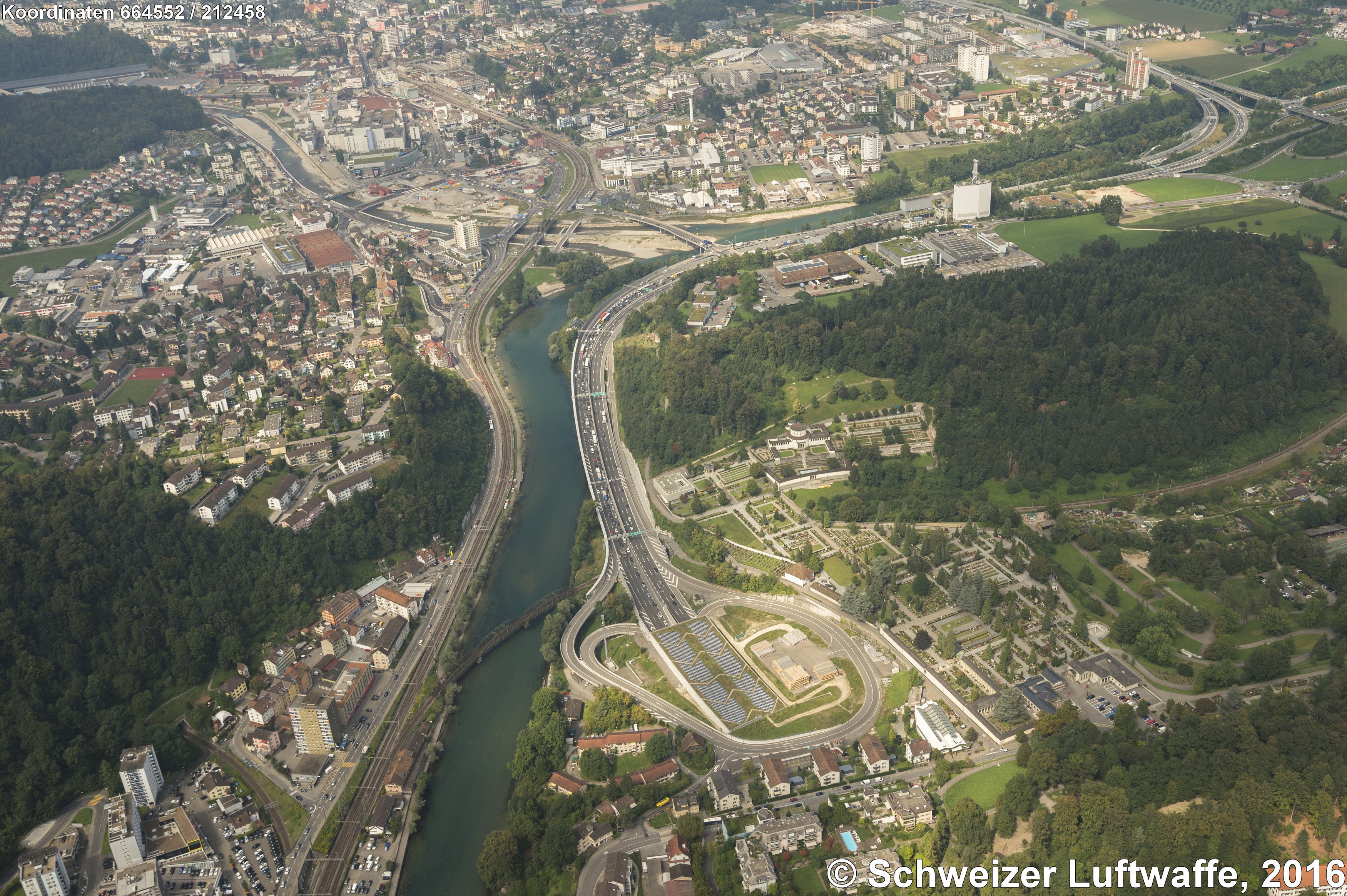 Reussport-Tunnel A2/E35, Position 2'664'601.60, 1'212'386.74, Blickrichtung Nord. In der oberen Bildmitte: Zufluss der Kleinen Emme in die Reuss (2'664'488.87, 1'213'246.57); Bildhintergrund: Emmenbrücke. Links der Reuss (Bildmitte links): Reussbühl.