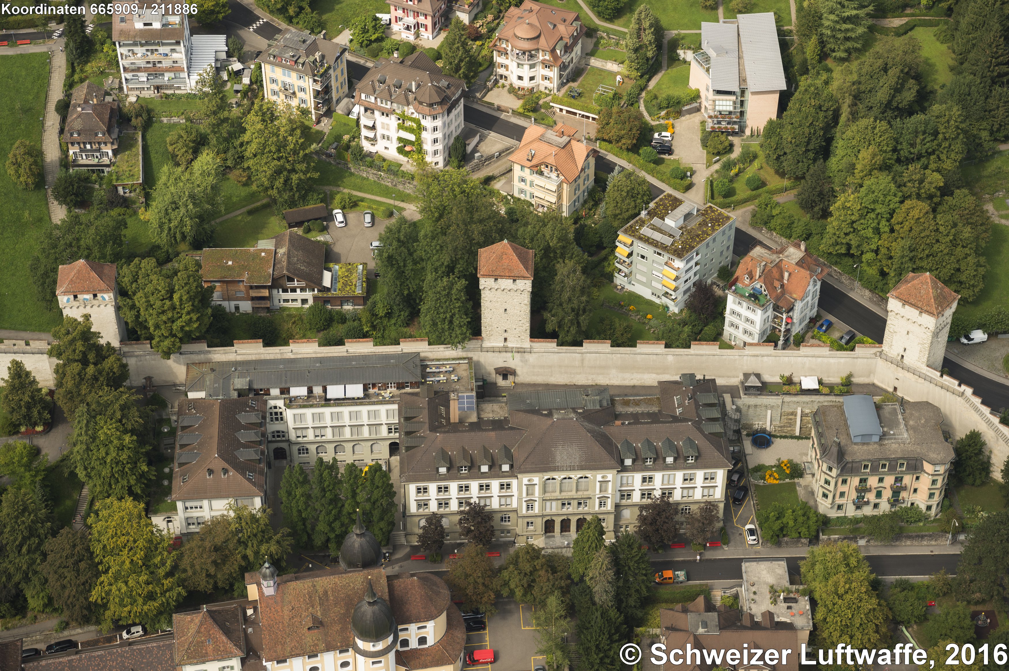 Im Zentrum: Pulverturm (Position: 2'665'939.03, 1'211'917.31) an der Museggmauer. Vor dem Turm im Vordergrund des Bildes: Kantonsschule Musegg; linke untere Bildecke: Mariahilf-Kirche. Turm ganz rechts: Allenwindenturm, Turm links: Schirmerturm.