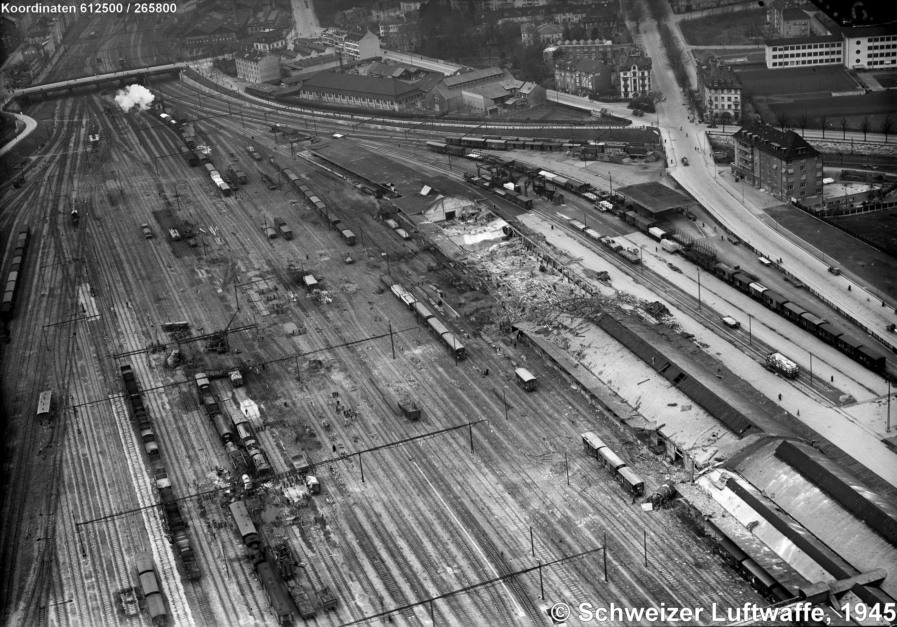 Luftaufnahme des Güterbahnhof Wolf der Schweizer Luftwaffe einige Tage nach dem Angriff