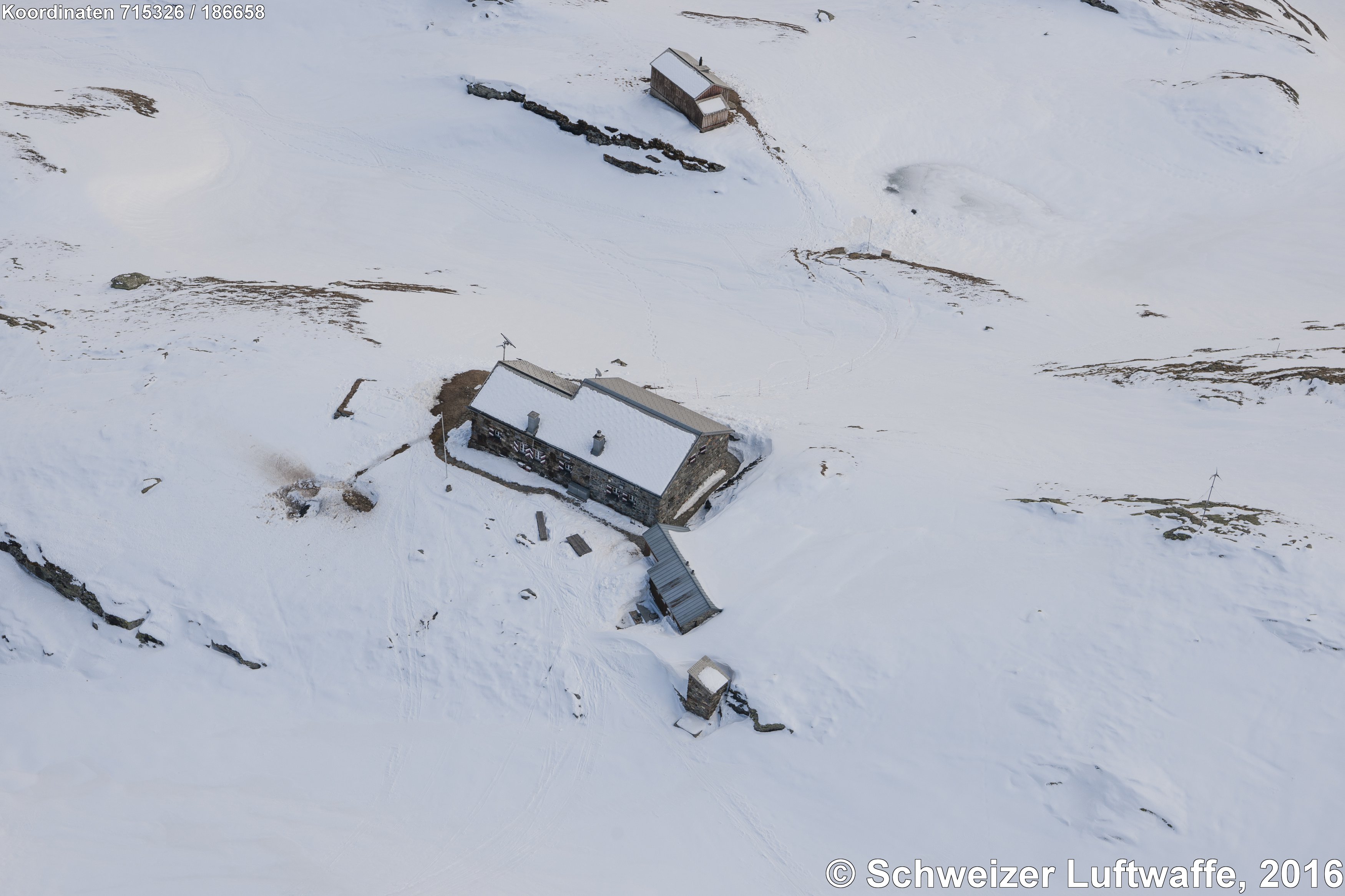 Fridolinshütte SAC, 2111 m.ü.M. (Position: 2'715'363.08, 1'186'677.38), im Gebiet des Tödi (GL), eingebettet zwischen Ochsenstock und Bifertenfirn, auf dem Rücken des Bifertenalpli.