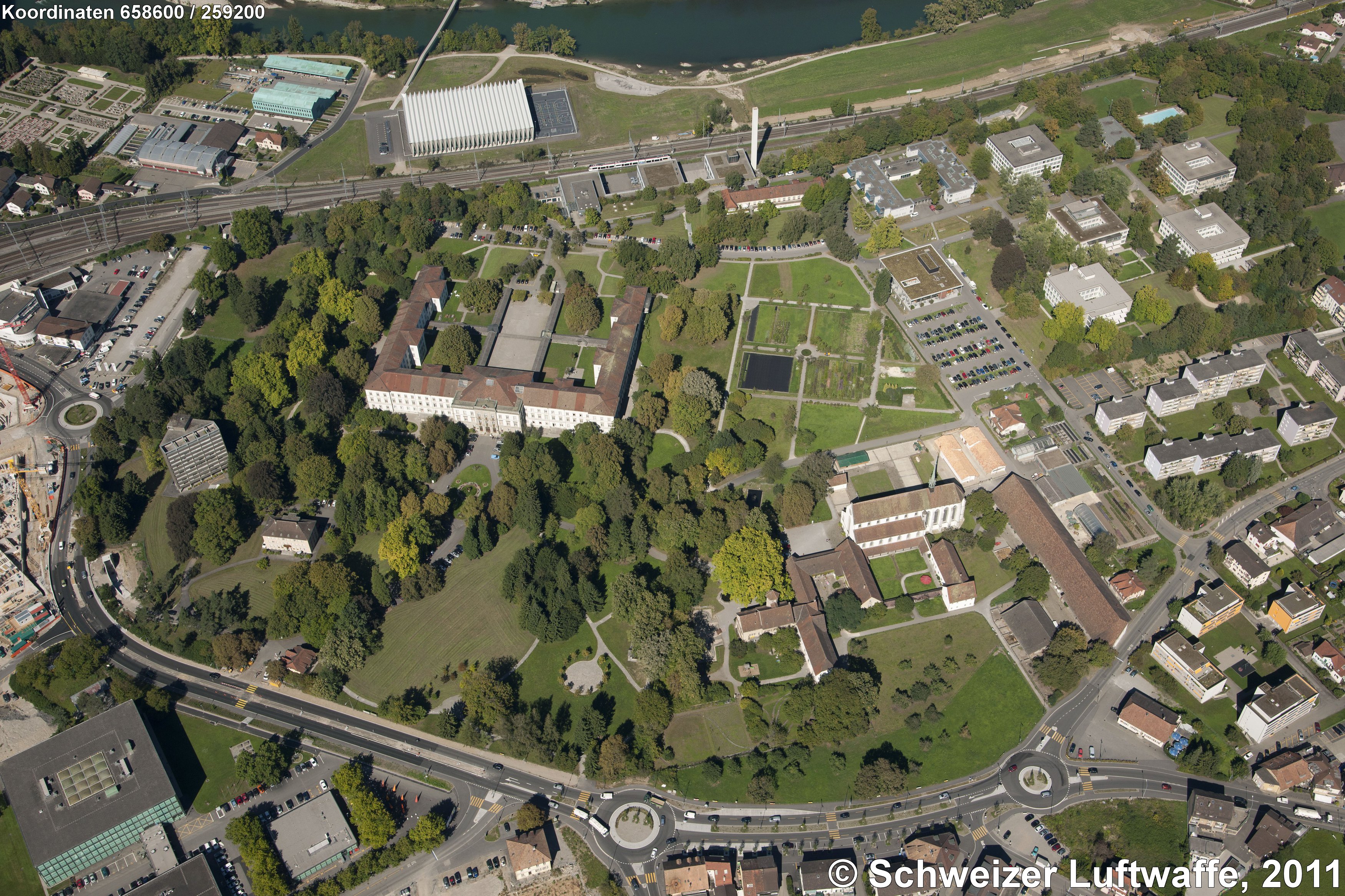 Psyhiatrische Klinik Königsfelden, Position: 2'658'754.38, 1'259'193.85, links im Bild; rechts Klosterkirche (franziskanisch-clarissisches Doppelkloster).