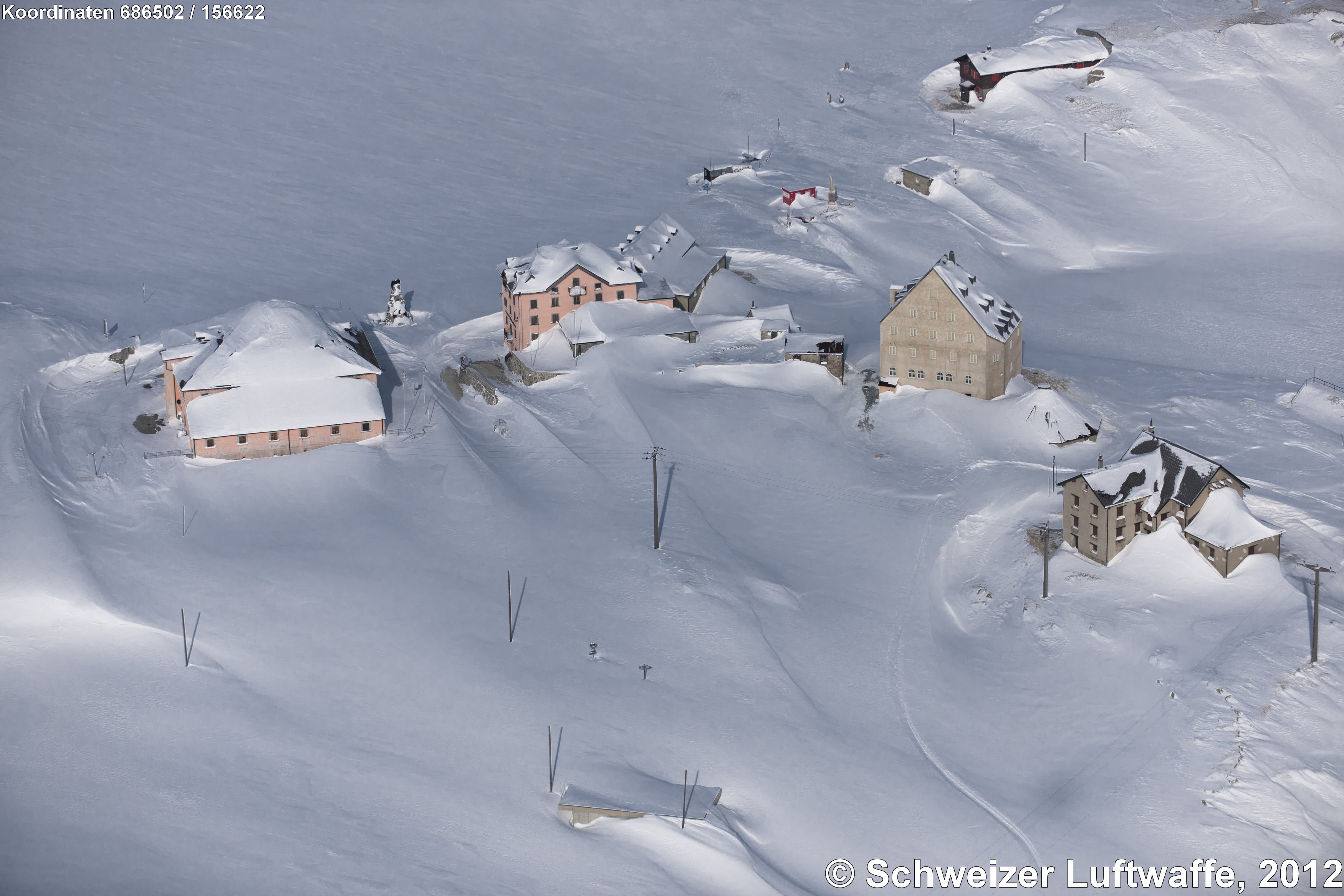 Gotthard Hospiz (Position 2'686'613.32, 1'156'632.44) Vier grosse Gebäude (von l. nach r.): Alte Sust (Gotthardmuseum, Restaurant), Ristorante Monte Prosa, Il vecchio Ospizio (2008-2010 restauriert, Komforthotel), Altes Hospiz (Personalunterkünfte).