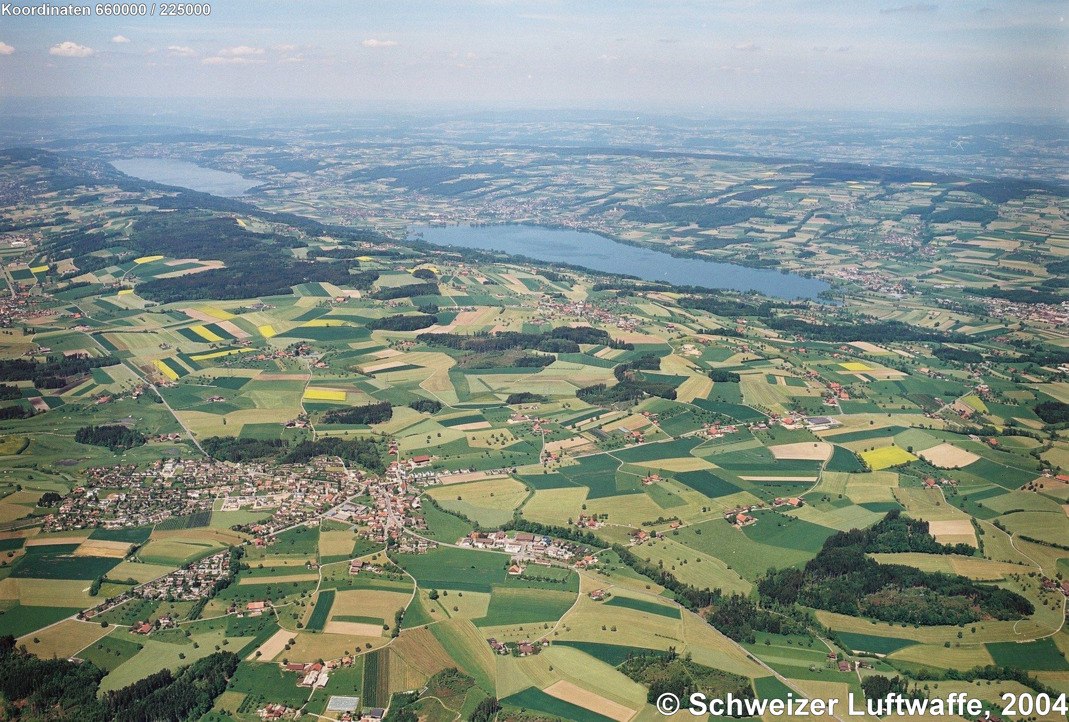Baldegger- und Hallwilersee. Ortschaft vorne links: Hildisrieden. Norden in der oberen linken Bildecke. Zur Wasserqualität und weiteren Infos: siehe Dossier