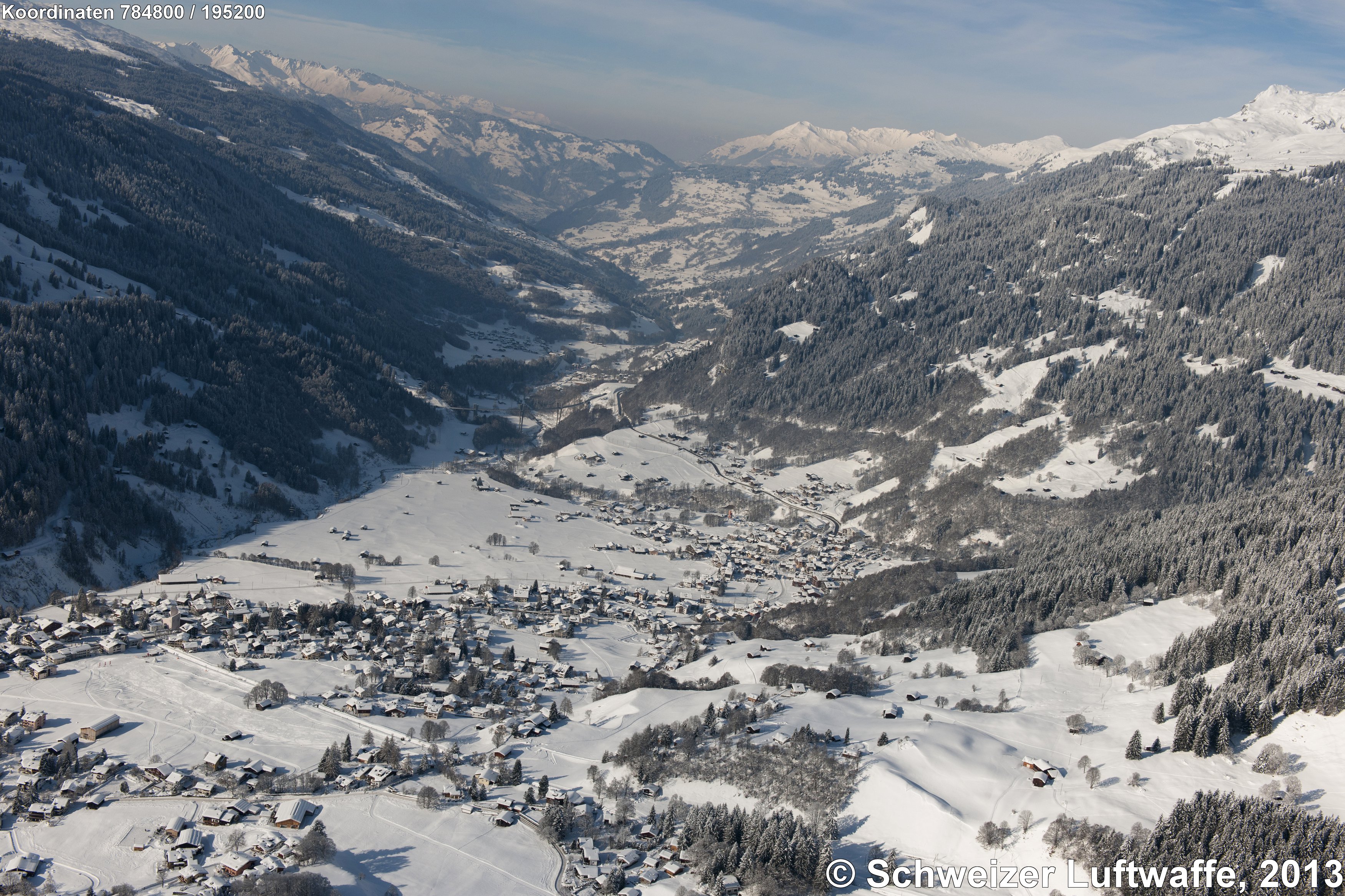Prättigau, Blick NW-wärts von Klosters (Vordergrund) Richtung Küblis; im Hintergrund: Gebirgszüge des Rätikon (Falknis, Schesaplana). Fluss im Talgrund: Landquart