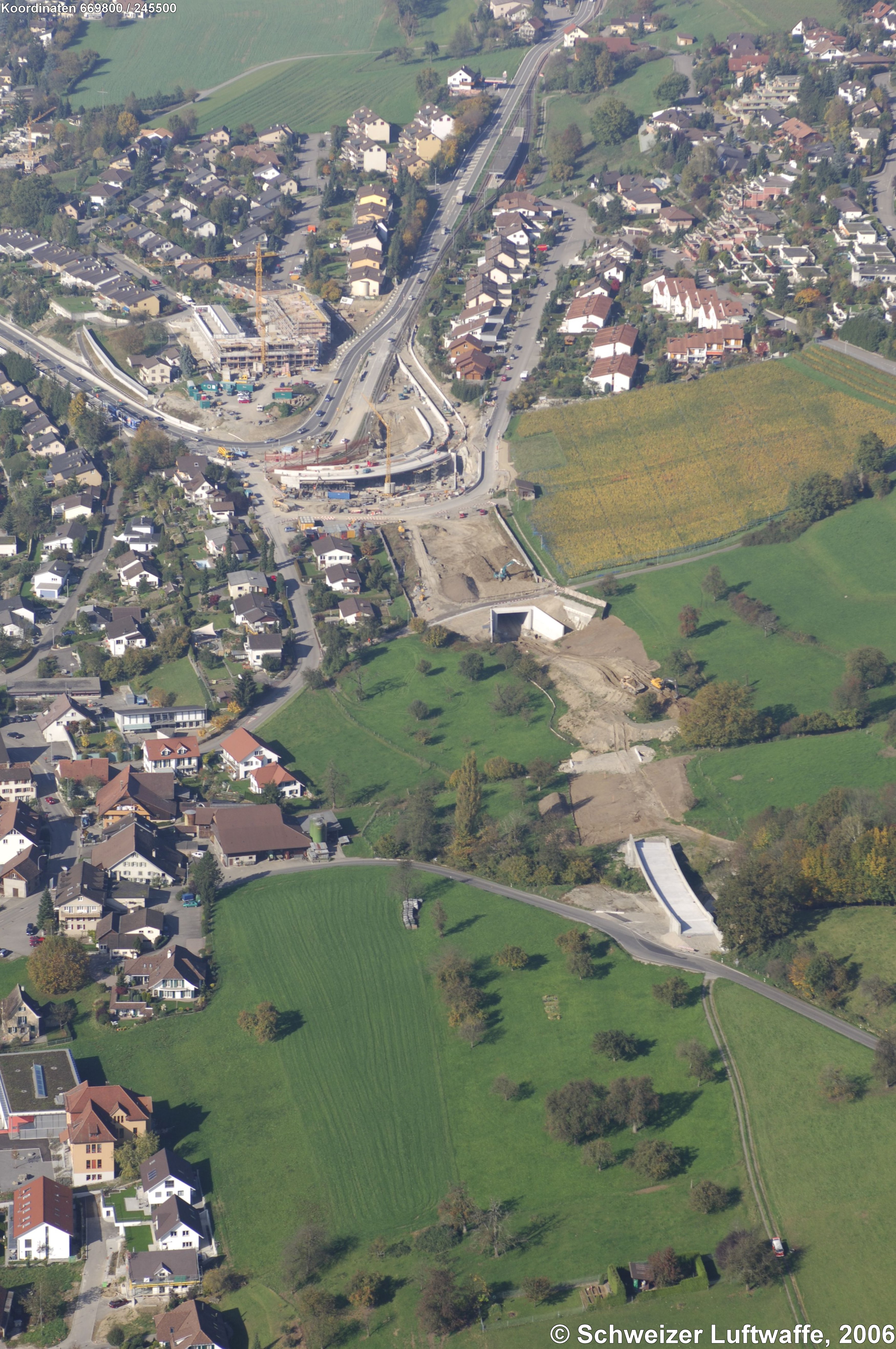 Baustelle Anschluss Zufikon (Kreisel, Tunnel) nach Birmensdorf im Oktober 2006. (Position:2'669'381.92, 1'244'983.51). Kurve der Passstrasse von Bremgarten (AG) auf den Mutschellen. Obere Bildmitte rechts: Neubausiedlung Hammergut, unten links: Zufikon.